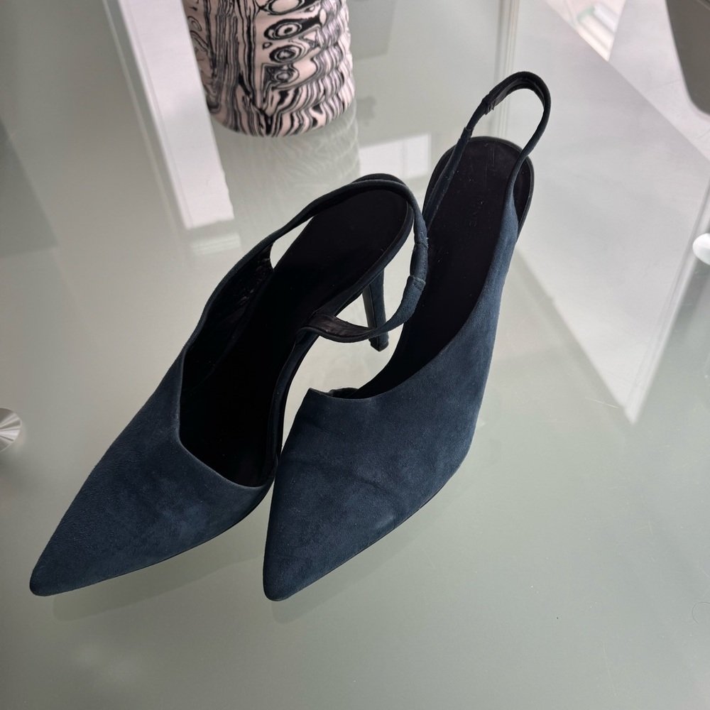 Gorgeous slimmer slingback stiletto in size 10, unique aqua turquoise color
